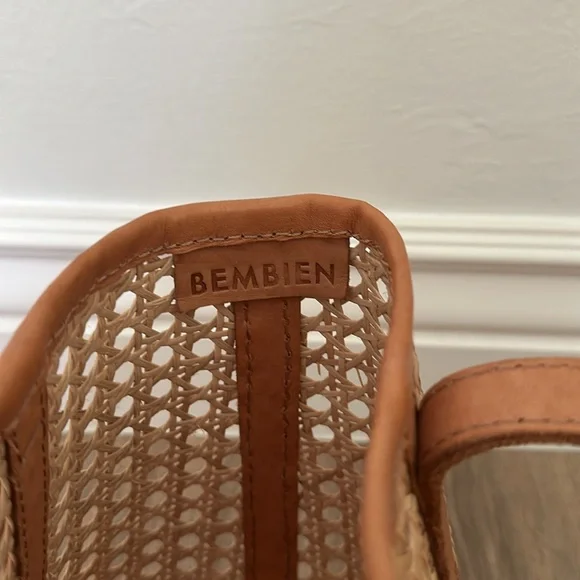 Elegant Tan Woven Tote Bag - Picture 2 of 4